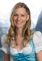 Auf dem Foto sieht man die Mitarbeiterin der Ferienregion Dachstein Salzkammergut, Eveline Glöckl