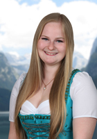 Auf dem Foto sieht man eine Mitarbeiterin der Ferienregion Dachstein Salzkammergut, Julia Rabl