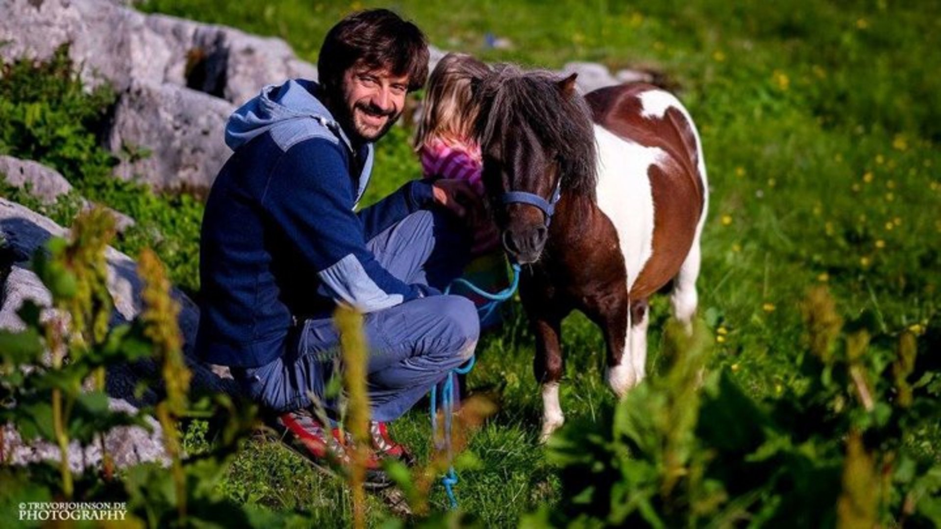 Familienurlaub auf der Gjaid Alm (Foto: Trevor Johnson / johnsonfotos.com) Auf der Gjaid Alm erwartet euch im Sommer ein Paradies für naturbewusste Familien. Mit dem eigenen Übungslift lernen dort die Kinder im Winter Skifahren. (Foto: Trevor Johnson / johnsonfotos.com)