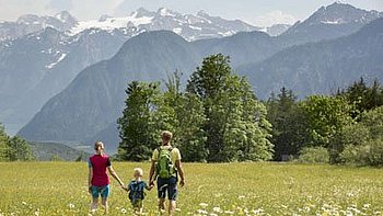 Zeige deinen Kindern die Natur und gehe mit ihnen auf leichte Wanderungen durch die Dachstein Berge und Seenlandschaft. (Foto: RudiKainPhotografie)