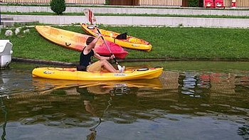 [Translate to Englisch:] In the beach resort Obertraun you can rent lake kayaks (photo: Johann Immervoll)