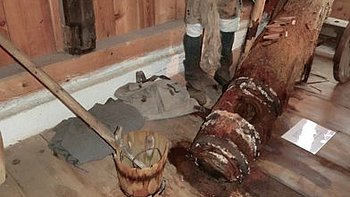 Ein altes Holzsolerohr in der Solestube in Bad Goisern (Foto: Ferienregion Dachstein Salzkammergut / Petra Ebenlechner)