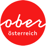 Logo Oberösterreich Tourismus: roter Kreis mit weißem upperaustria Schriftzug